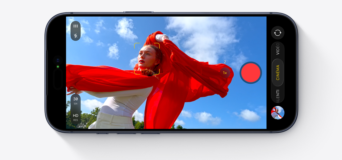 Écran d’iPhone montrant le mode Cinématographique utilisé pour filmer une personne dansant à l’extérieur avec une écharpe rouge fluide