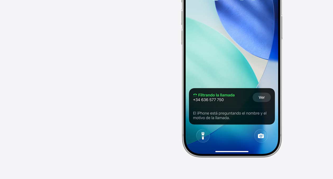 La parte inferior de la pantalla de bloqueo de un iPhone muestra una notificación de Filtrando la Llamada con un texto que indica que el iPhone le está preguntando a la persona que llama por su nombre y el motivo de su llamada