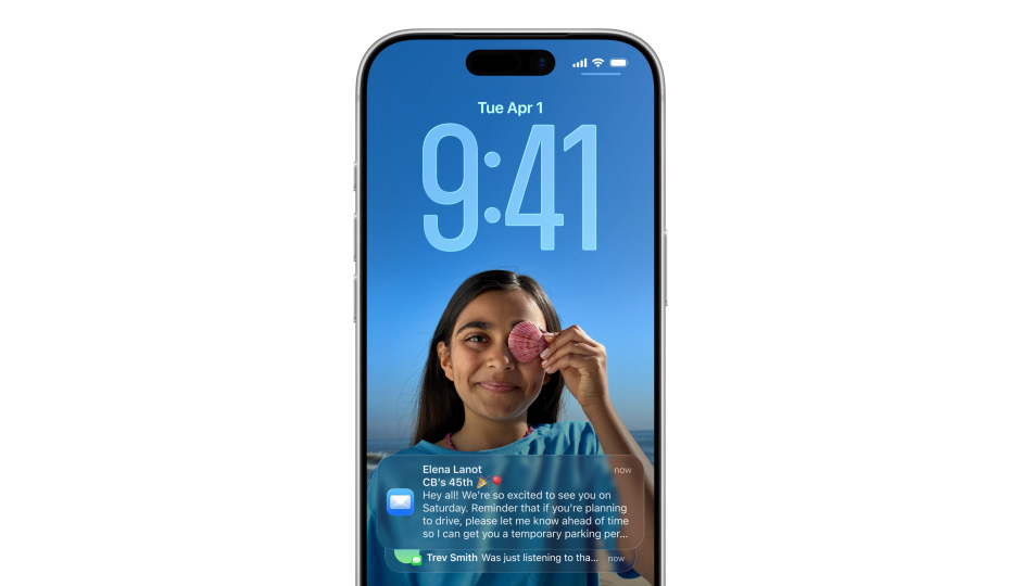 iPhone-låseskærm med foto, klokkeslæt angivet med tal i Liquid Glass, to notifikationer dukker op nederst på skærmen