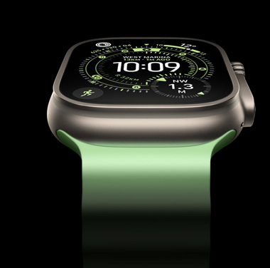 原色鈦金屬 Apple Watch Ultra 3 的特寫，背景為黑色。顯示器上展示時間及其他動態資料。