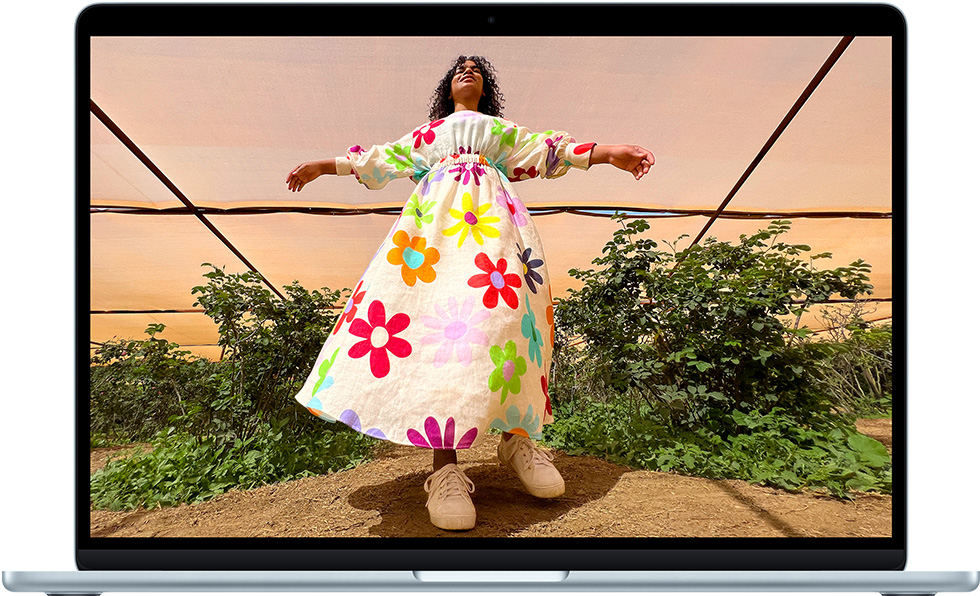MacBook Air yang memperlihatkan layar Liquid Retina yang penuh warna