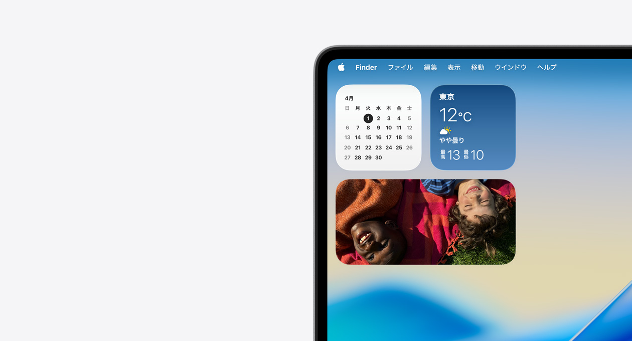 Macデバイスの画面左上に透明なメニューバー、通知センターに天気、カレンダー、写真のアプリのウィジェットがLiquid Glassバージョンで表示されている