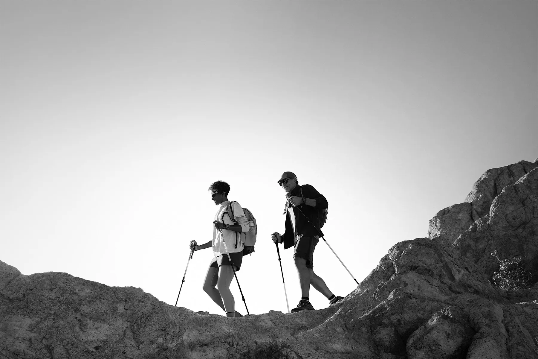 兩位佩戴 Apple Watch Ultra 3 的使用者正在登山步道健行