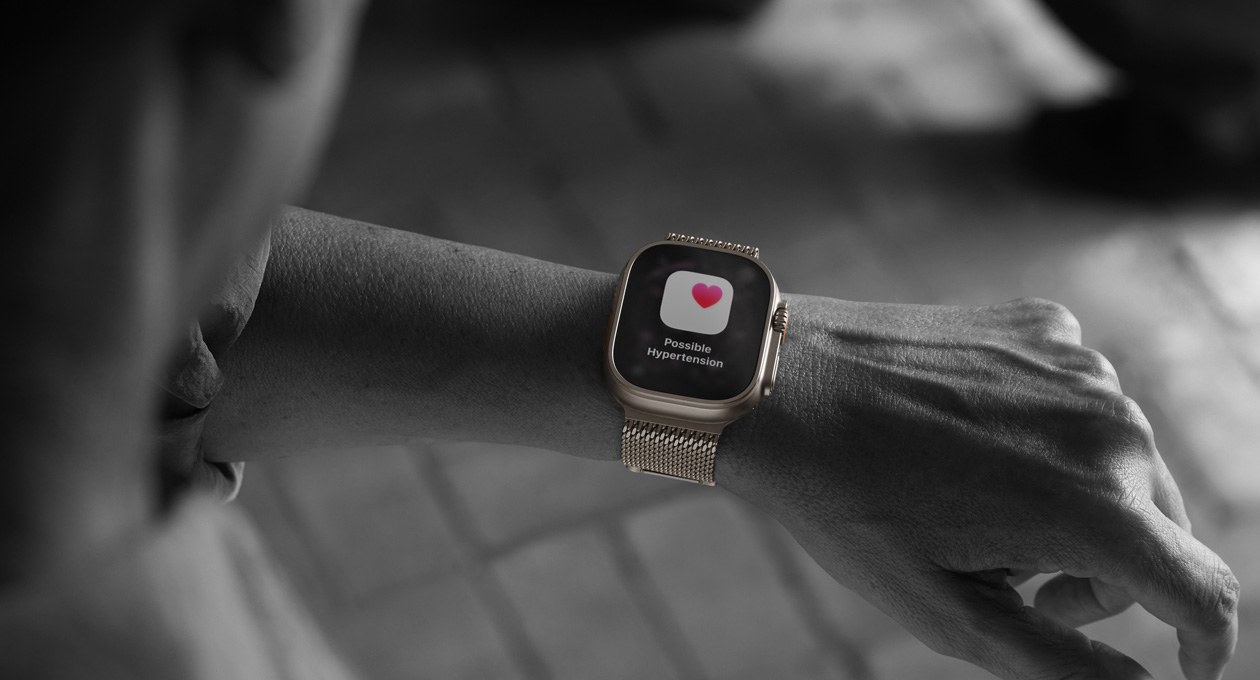 Persona aplūko brīdinājumu par hipertensiju Health aplikācijā savā Apple Watch Ultra 3
