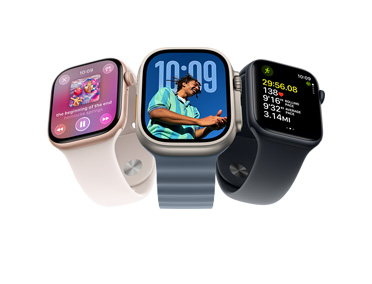 Tres modelos de Apple Watch: Apple Watch Series 11, color oro rosa, caja de aluminio, Apple Music, controles de la lista de reproducción, lateral derecho, Digital Crown, correa deportiva color rosa rubor, cierre de clip color plata, Apple Watch Ultra 3, color natural, caja de titanio, pantalla de borde a borde, imagen superpuesta sobre la hora, lateral derecho, Digital Crown, correa Ocean color azul náutico, fluoroelastómero tubular, Apple Watch SE 3, caja de aluminio, color medianoche, lateral derecho, Digital Crown, métricas avanzadas del entreno Correr