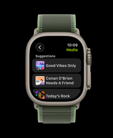 Apple Watch Ultra 3, titāna ietvars, dabīga krāsa, Apple Music, treniņa atskaņošanas saraksts, vadības rīki, iepriekšējā dziesma, nākamā dziesma, pauze, Trail Loop siksniņa, zaļa/neona krāsa