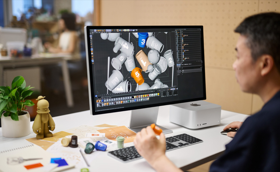 一名設計師用 Mac 進行 3D 算圖。 