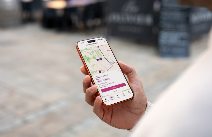 註冊駕駛者在 Tut Tut app 上揀選送貨任務，並利用 Apple 地圖導航，以便順利抵達顧客所在地。