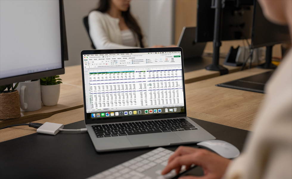 財務團隊在 Mac 上的 Excel 處理會計事務及制定預算。