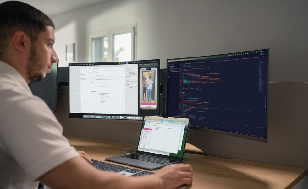 開發者在 MacBook Pro 上使用 Xcode 管理 Tut Tut 各款自訂 app。