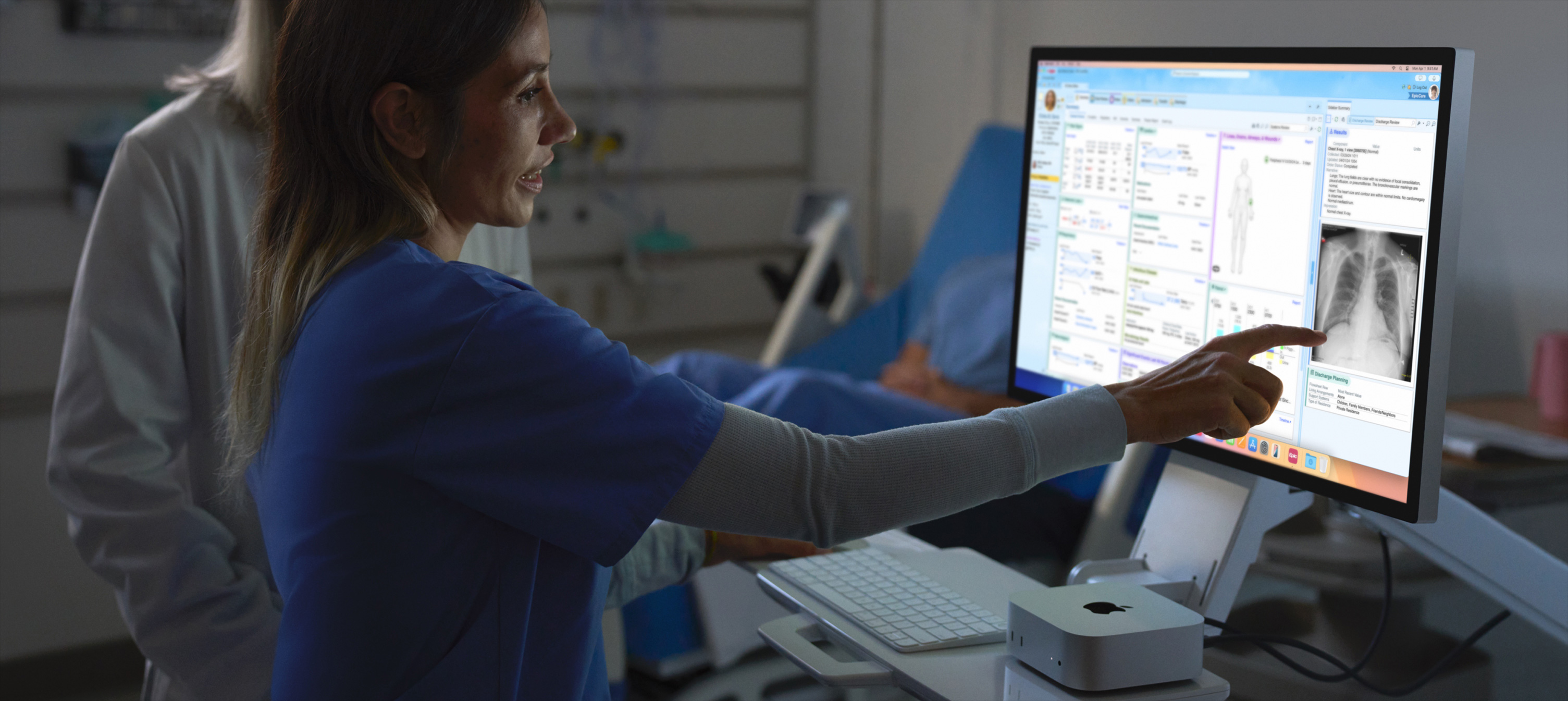 Image d’une infirmière pointant la radiographie d’une personne sur iMac.