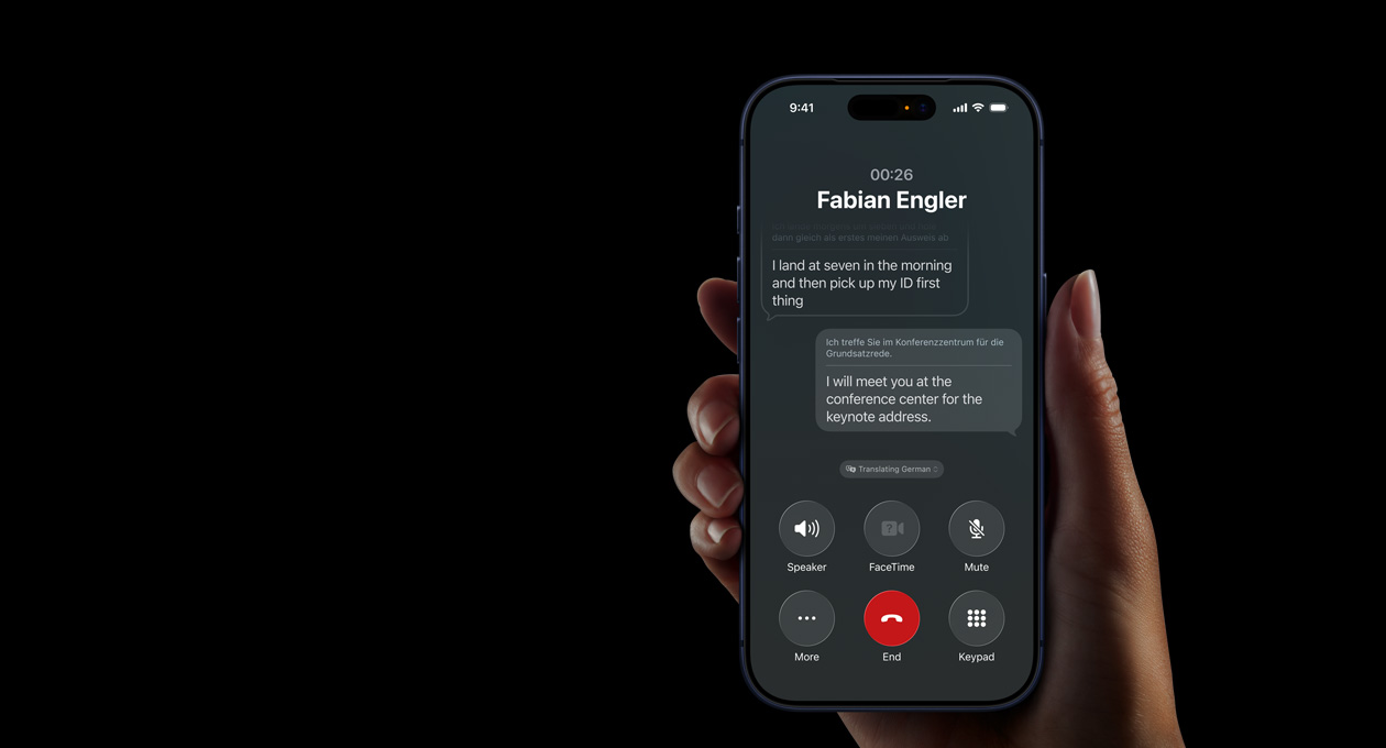 يد تحمل iPhone 17 Pro يعرض ميزة الترجمة المباشرة في Apple Intelligence خلال مكالمة هاتفية مع تشغيل مكبر صوت الهاتف.