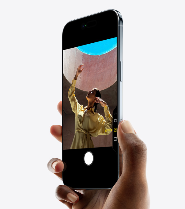 Une main qui tient un iPhone Air avec le pouce sur le bouton Commande de la caméra, face avant, vue latérale, profil fin, Dynamic Island, bouton latéral