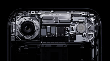 iPhone Air, vue sur les composants dans le plateau surélevé, y compris la caméra principale Fusion, le flash de la caméra et la puce