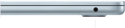 صورة للجهة اليمنى من جهاز MacBook Air وهو مغلق، تعرض مقبس سماعات الرأس