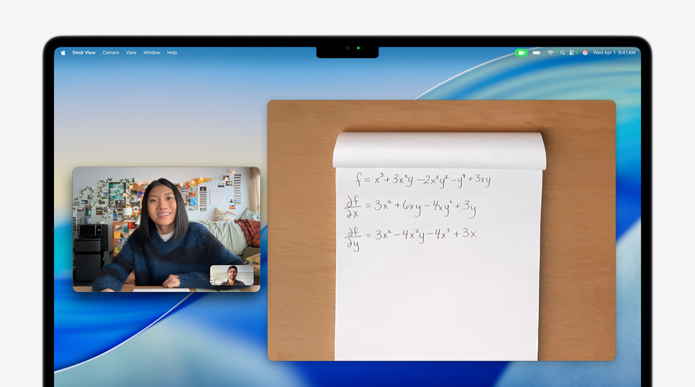 Videollamada en una MacBook Air de una persona que usa la funcionalidad Vista del Escritorio para mostrar una ecuación matemática a otra persona en la llamada. Vista del Escritorio permite mostrar el espacio de trabajo y la cara al mismo tiempo